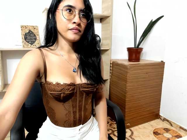 amy-lennox live cam on BongaCams