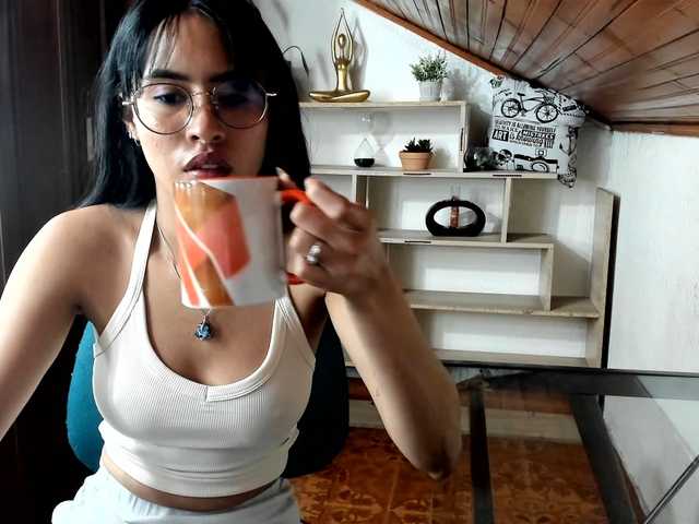 amy-lennox live cam on BongaCams