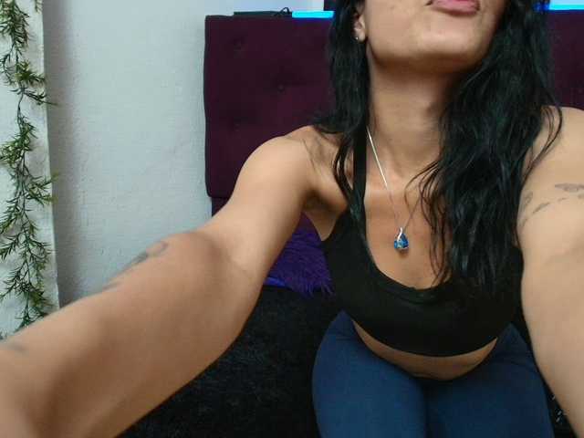 amy-lennox live cam on BongaCams