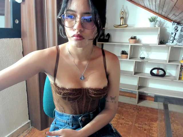 amy-lennox live cam on BongaCams
