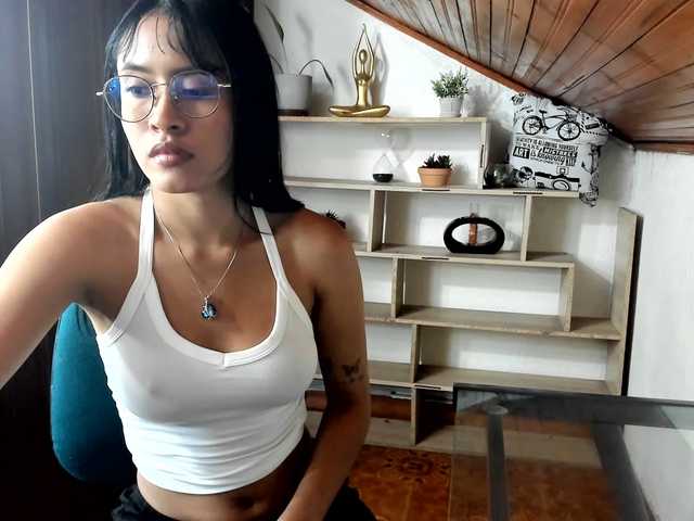 amy-lennox live cam on BongaCams