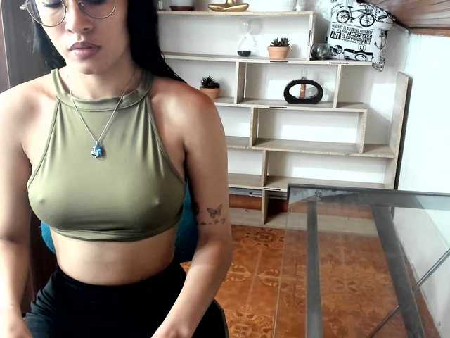 amy-lennox live cam on BongaCams