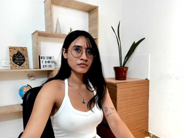 amy-lennox live cam on BongaCams