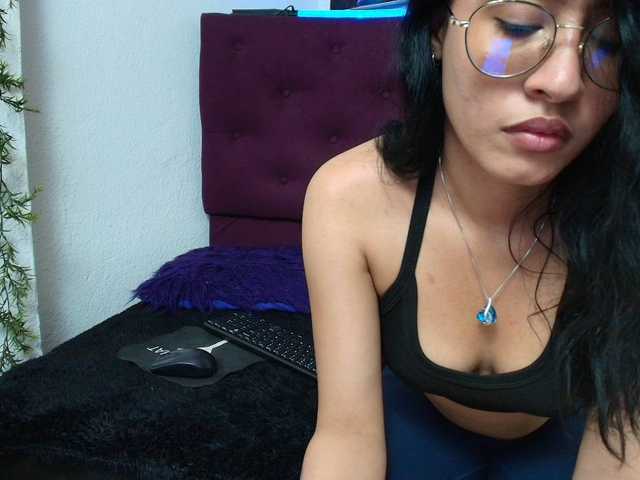 amy-lennox live cam on BongaCams