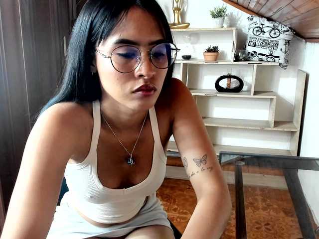 amy-lennox live cam on BongaCams