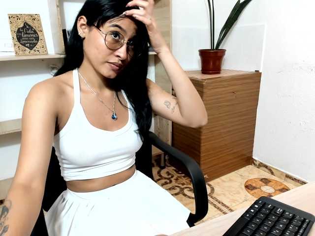 amy-lennox live cam on BongaCams
