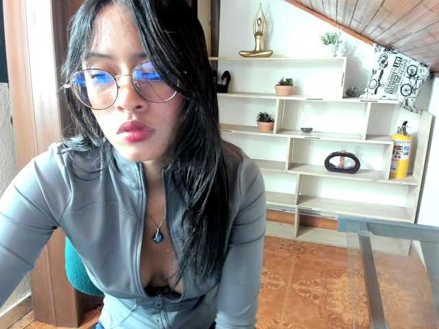 amy-lennox live cam on BongaCams