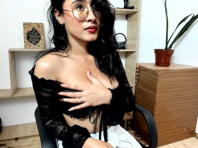 amy-lennox live cam on BongaCams