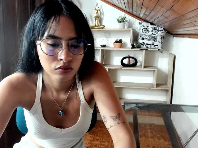 amy-lennox live cam on BongaCams