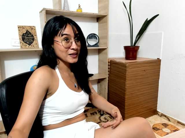 amy-lennox live cam on BongaCams