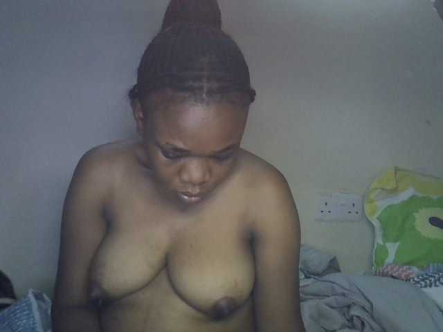 le modèle Ebonybootygirl est en webcam porno dans un show sur le site bongacams, il possède les tags suivants: Ebony,Brunette,Shaved