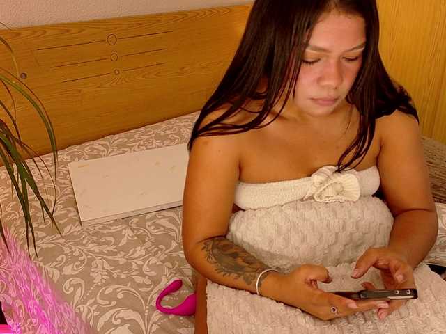 Maddiebumb live cam on BongaCams