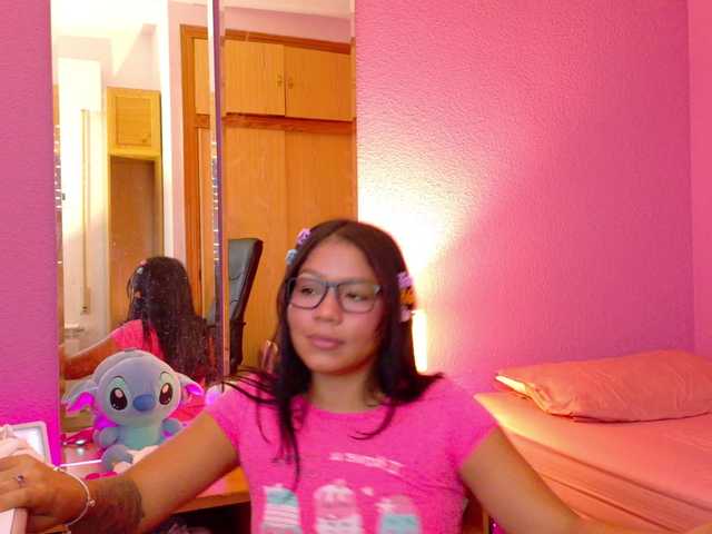 Maddiebumb live cam on BongaCams