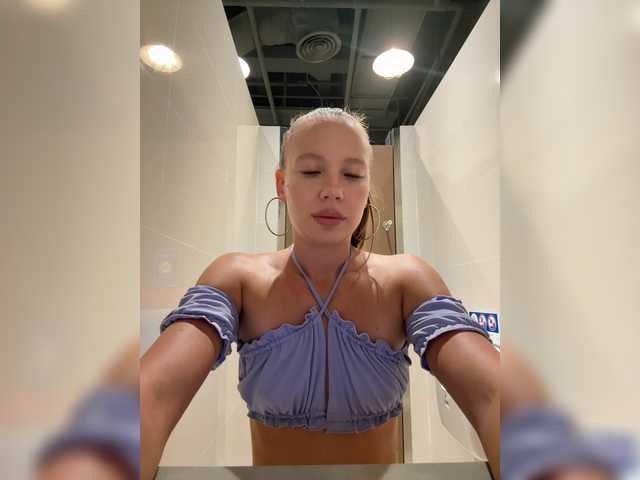 Linnea's BongaCams show and profile