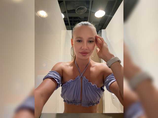 Linnea's BongaCams show and profile