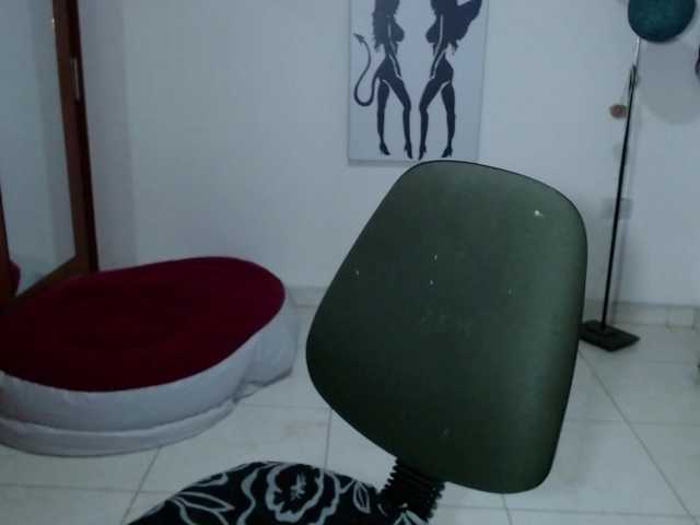 vivian-milf-paint's BongaCams show and profile