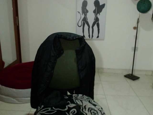 vivian-milf-paint's BongaCams show and profile