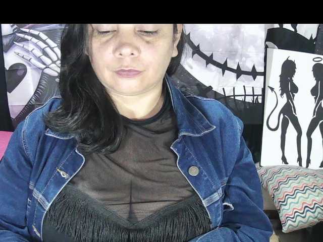 vivian-milf-paint live cam on BongaCams