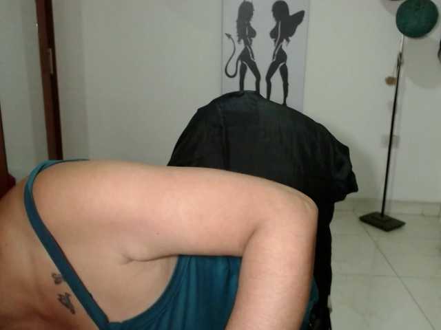 vivian-milf-paint's BongaCams show and profile