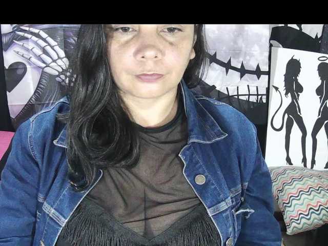 vivian-milf-paint live cam on BongaCams