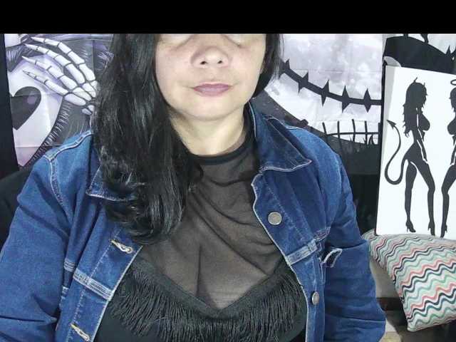 vivian-milf-paint live cam on BongaCams