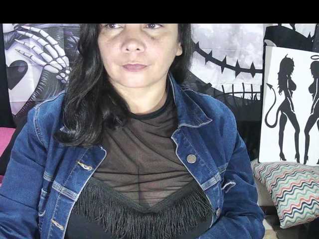 vivian-milf-paint live cam on BongaCams