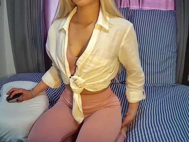 VelvetNella live cam on BongaCams