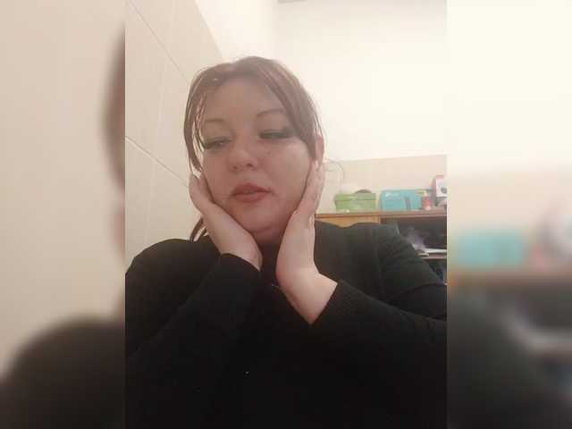 MiaLovely's BongaCams show and profile