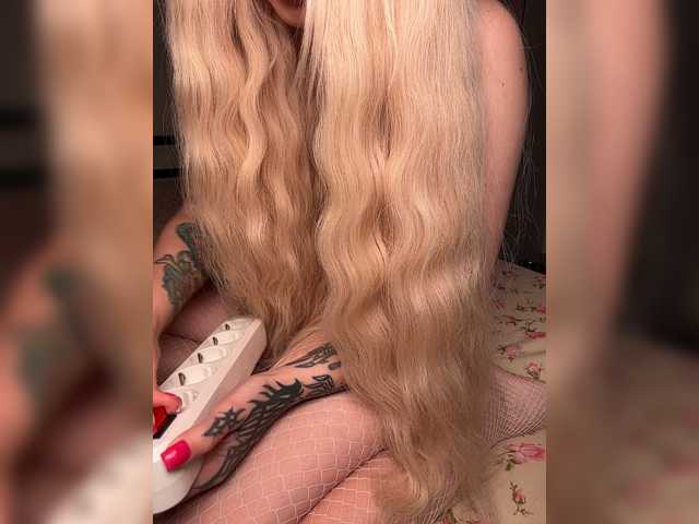 le modèle LuxBby est en webcam porno dans un show sur le site bongacams, il possède les tags suivants: White/Caucasian,Blonde,Shaved