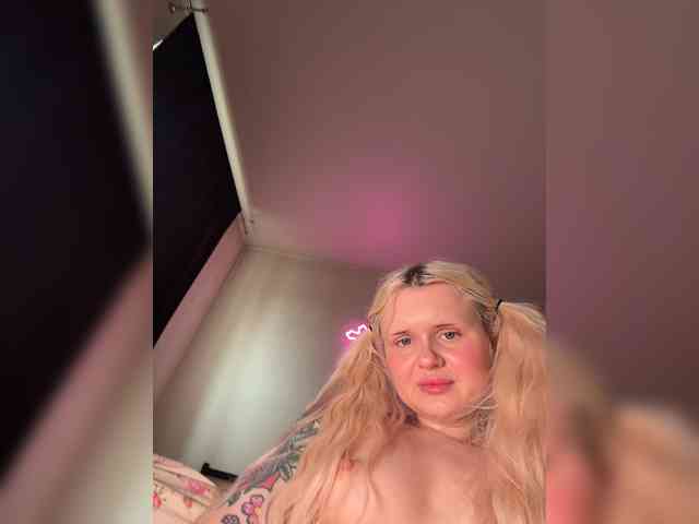 LuxBby's webcam live show