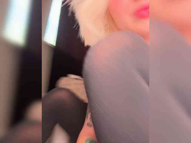 Luxbby's cam show statistics and live stream