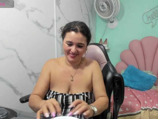 noelia-milf19 live cam preview