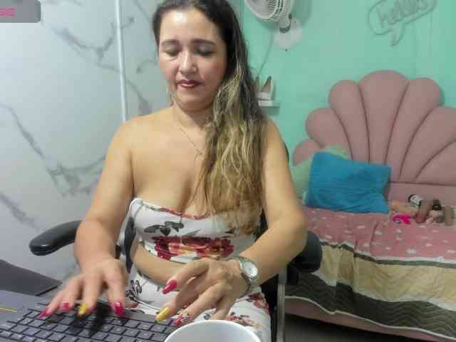 noelia-milf19 webcam