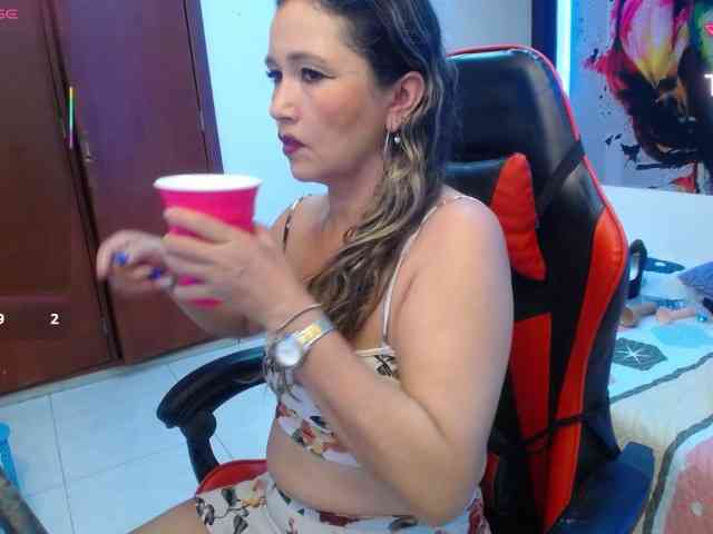 noelia-milf19 webcam