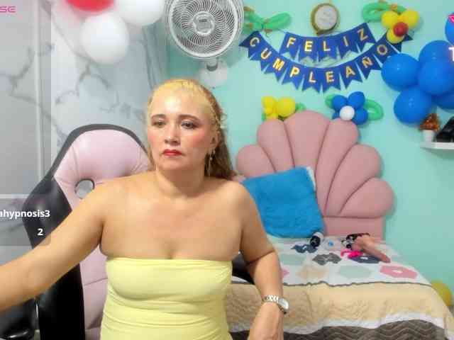 noelia-milf19 webcam