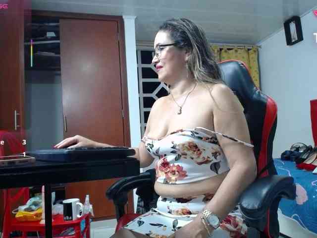 noelia-milf19 webcam
