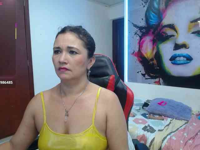 noelia-milf19 webcam