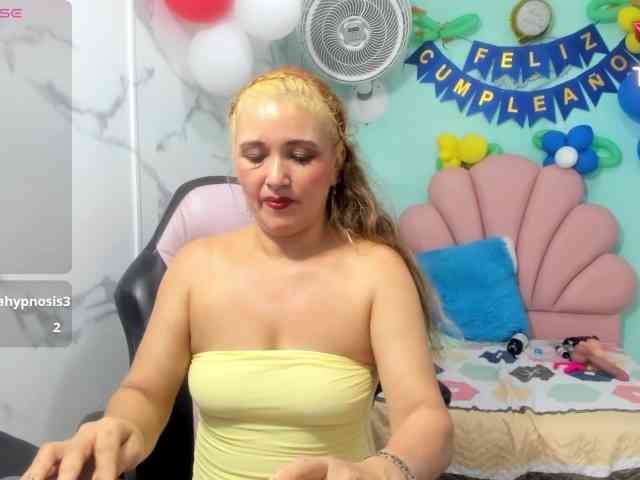noelia-milf19 webcam