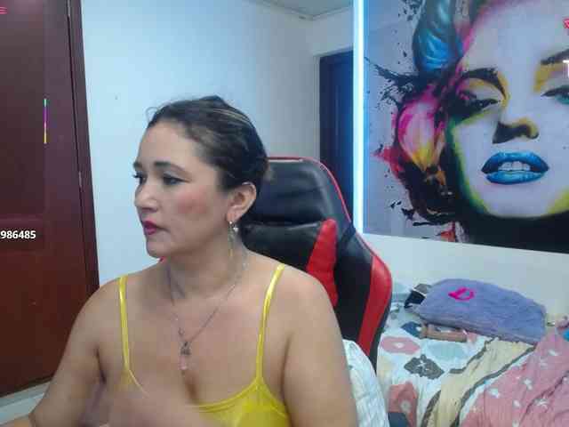 noelia-milf19 webcam