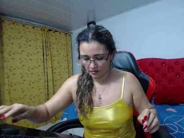 noelia-milf19 webcam