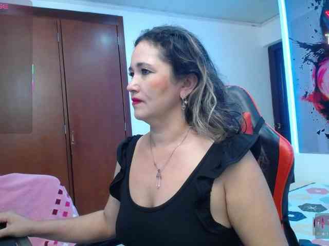 noelia-milf19 webcam