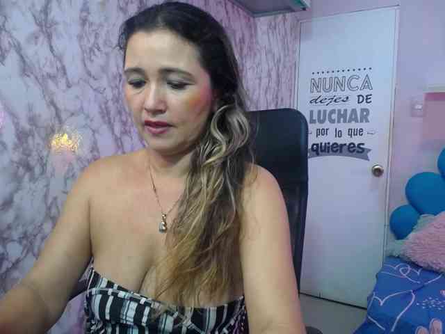 noelia-milf19 webcam