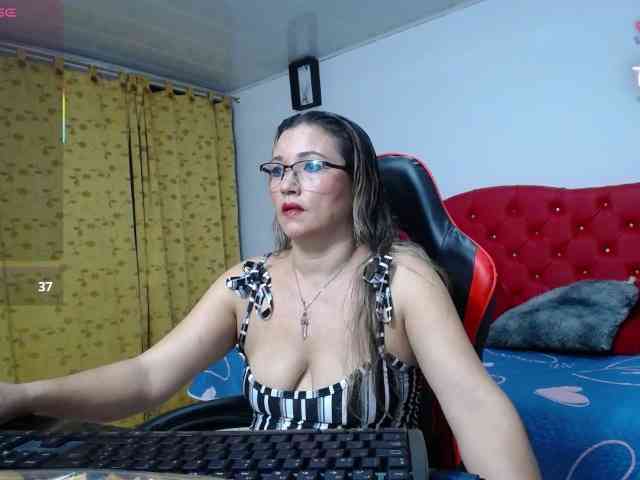 noelia-milf19 webcam