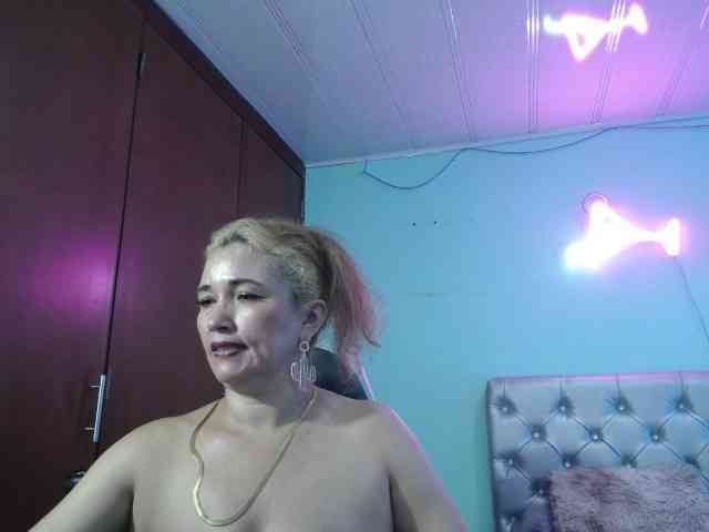 noelia-milf19's webcam live show