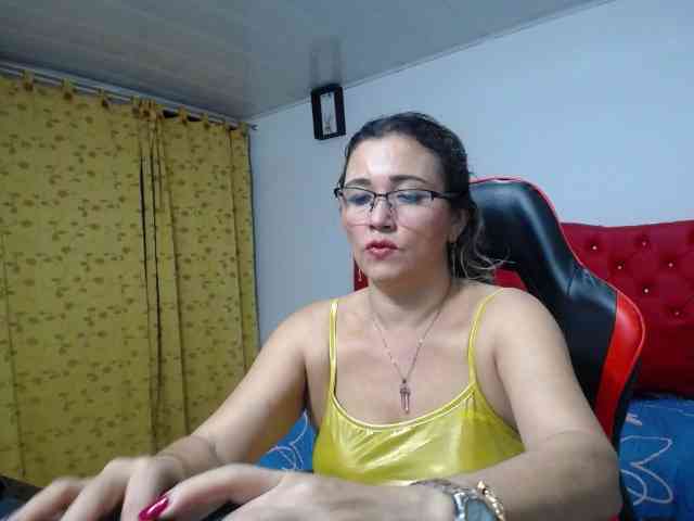 noelia-milf19 webcam