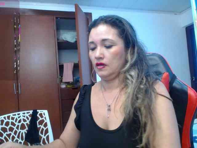 noelia-milf19 webcam
