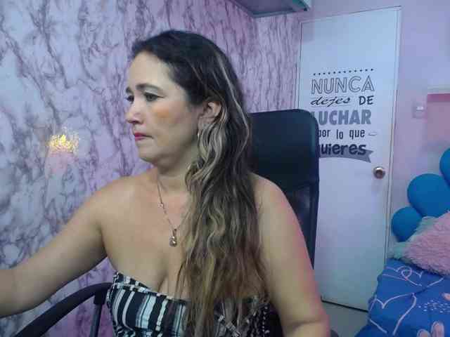 noelia-milf19 webcam