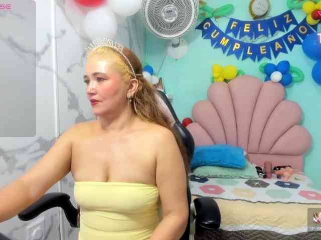 noelia-milf19 webcam