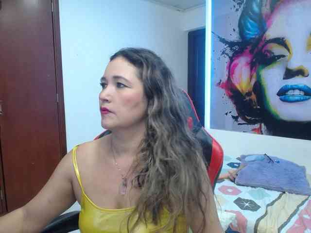 noelia-milf19 webcam