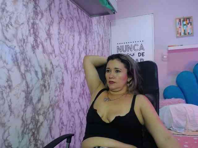 noelia-milf19 webcam
